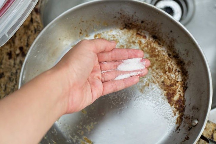 Sử dụng muối ăn làm sạch xoong chảo nhanh chóng